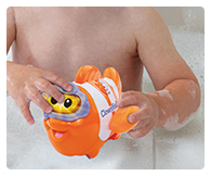 Float the clownfish around in the bath or push it around on its wheels when playing on dry land!