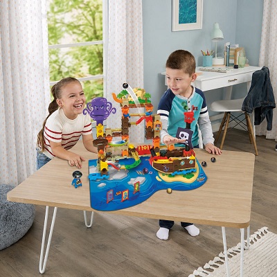 Pirate themed playset including 162 multicoloured building pieces, 10 marbles and pirate decorations. Pirate themed playset including 162 multicoloured building pieces, 10 marbles and pirate decorations.