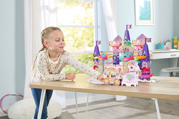 Palace themed playset including 121 multicoloured building pieces, 5 marbles and palace decorations. Palace themed playset including 121 multicoloured building pieces, 5 marbles and palace decorations.